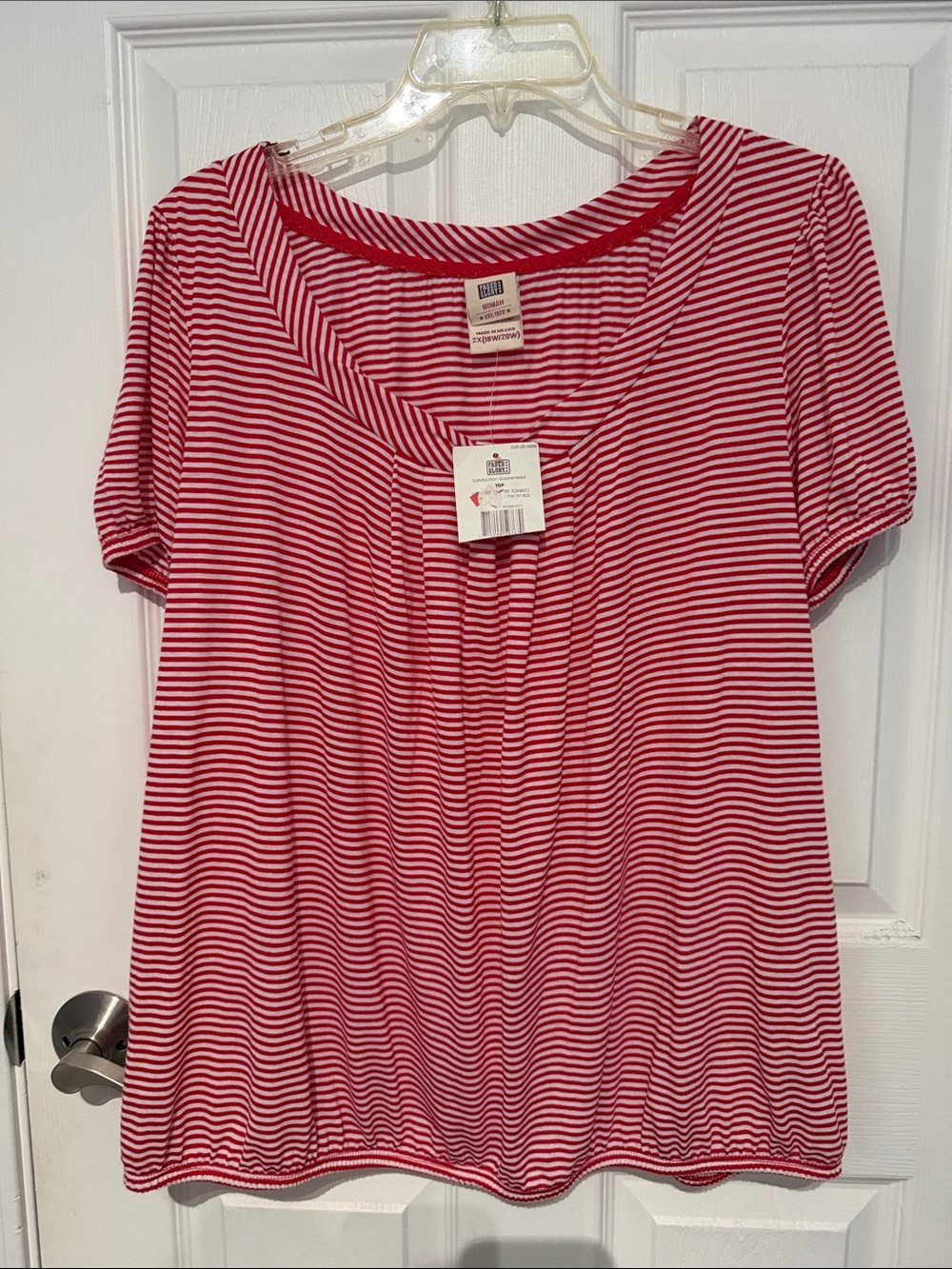 NWT Women’s Red & White Striped Short Sleeve Top. Size 2X.
